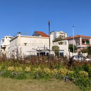 La Promenade & Guest house