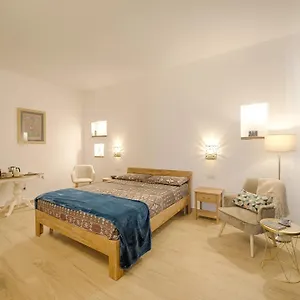 Cozy Downtown Guest house
